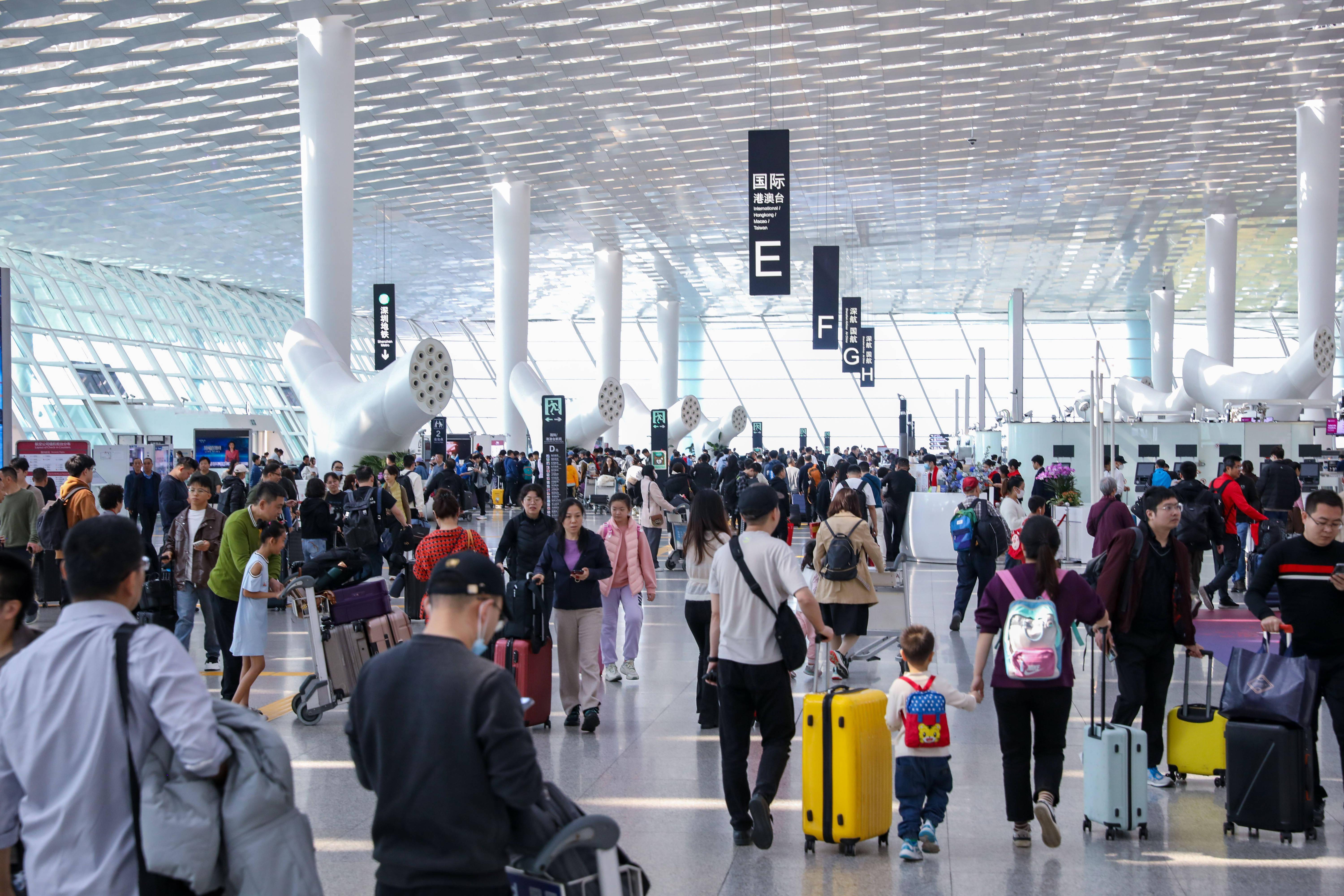 深圳机场单日航班量创新高，航空枢纽繁荣与发展纪实