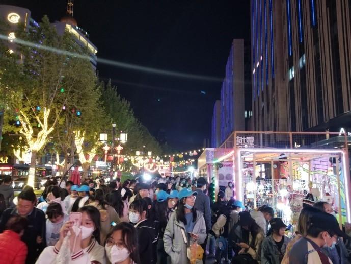 夜间经济活跃带动城市消费场景创新升级