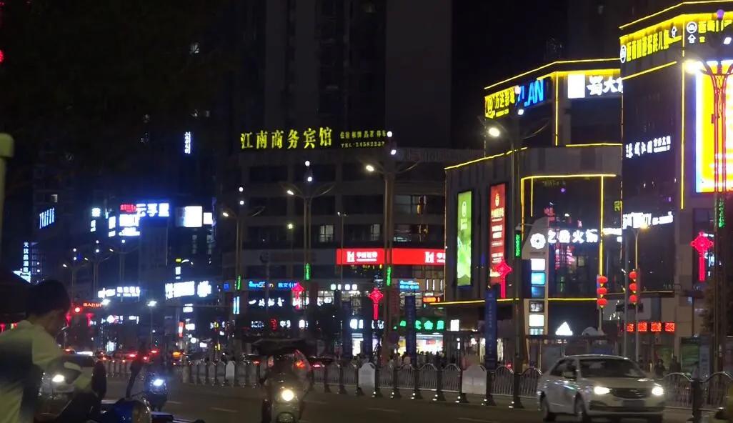 城市文化夜跑盛宴，运动与艺术的华丽交织，大众热情高涨