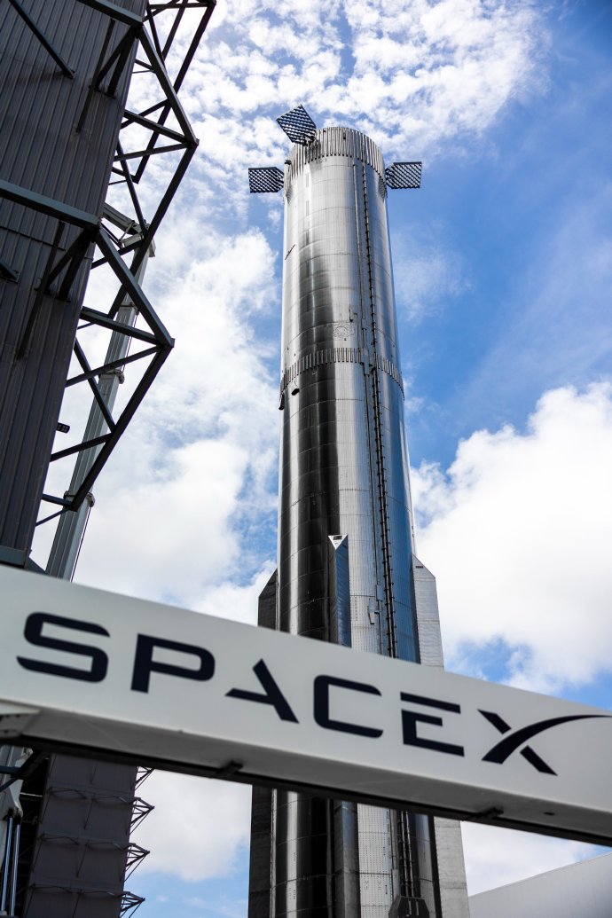 SpaceX面临联邦政府审查，挑战与机遇交织之际