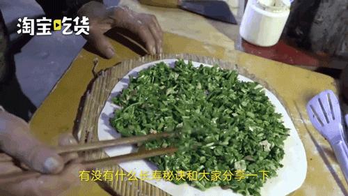 寒冬中的温暖力量，90岁奶奶摆摊鼓舞年轻人的故事