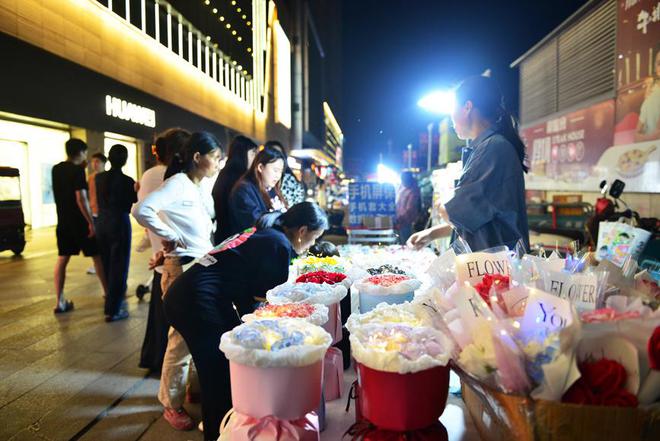 夜市经济对城市活力与文化生态的深远影响