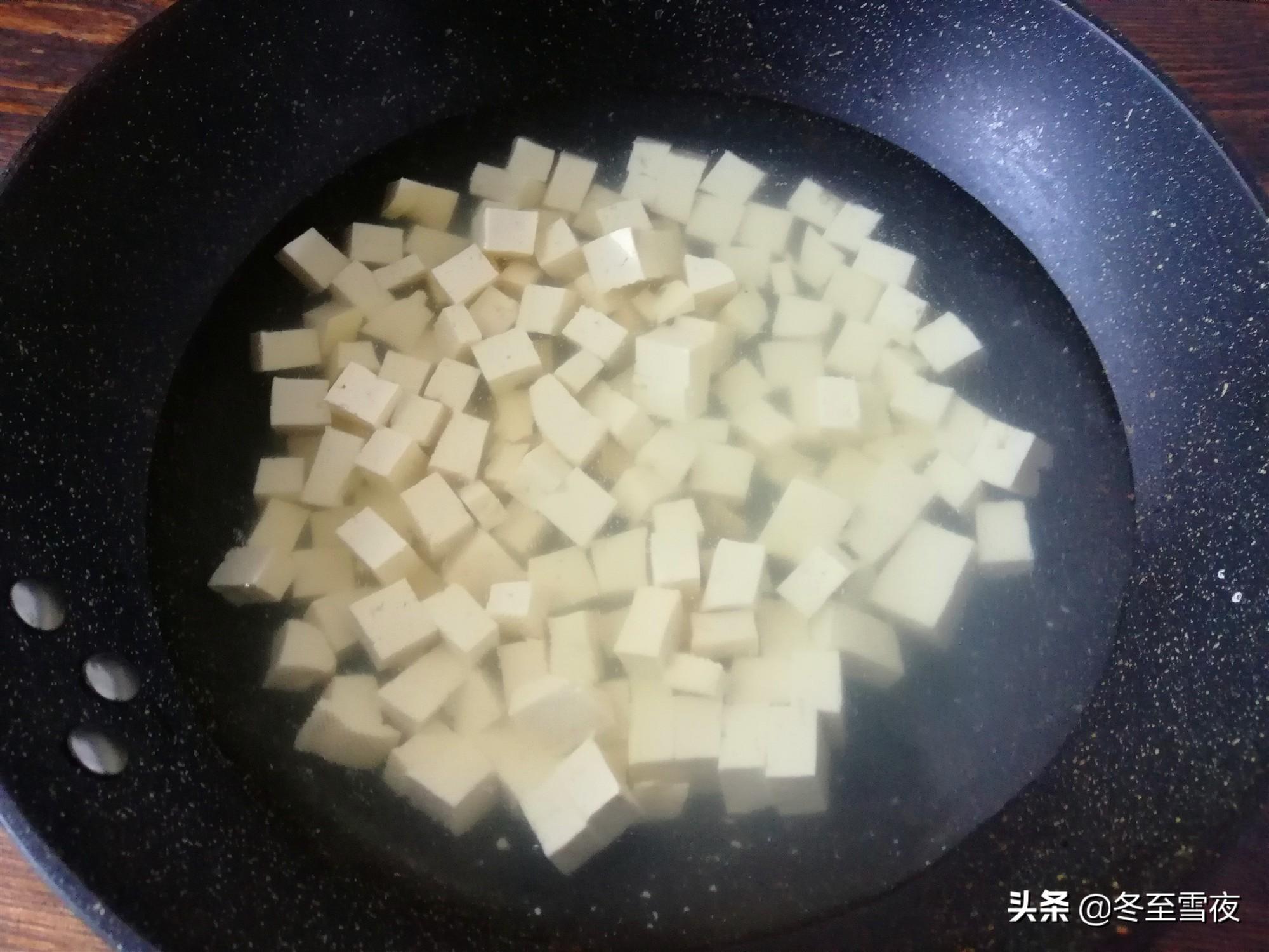 如何挑选新鲜优质的芹菜，叶片鲜绿、茎部笔直为首选