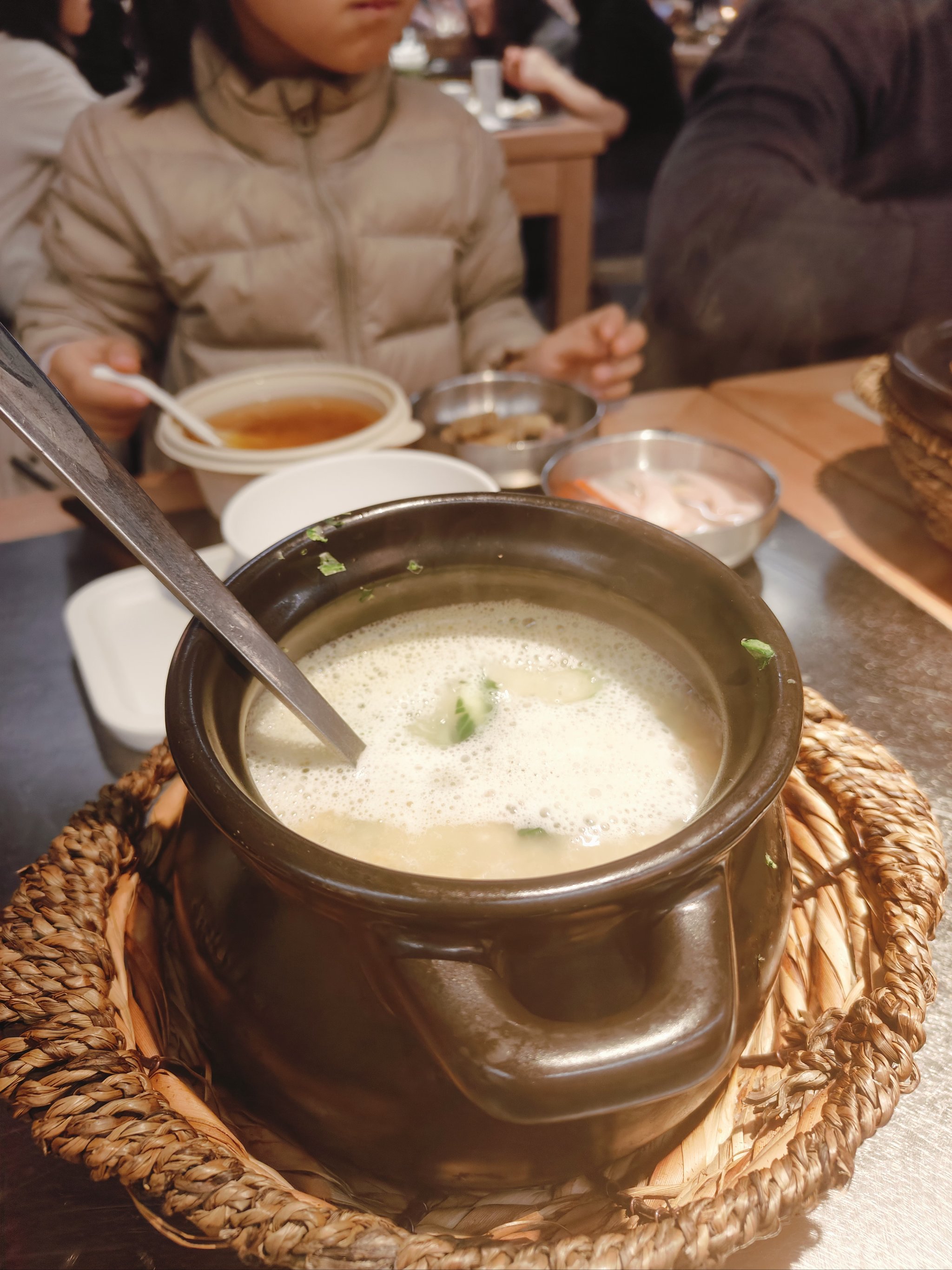 冬季温泉之旅的美食盛宴，热腾腾的温泉美食之旅