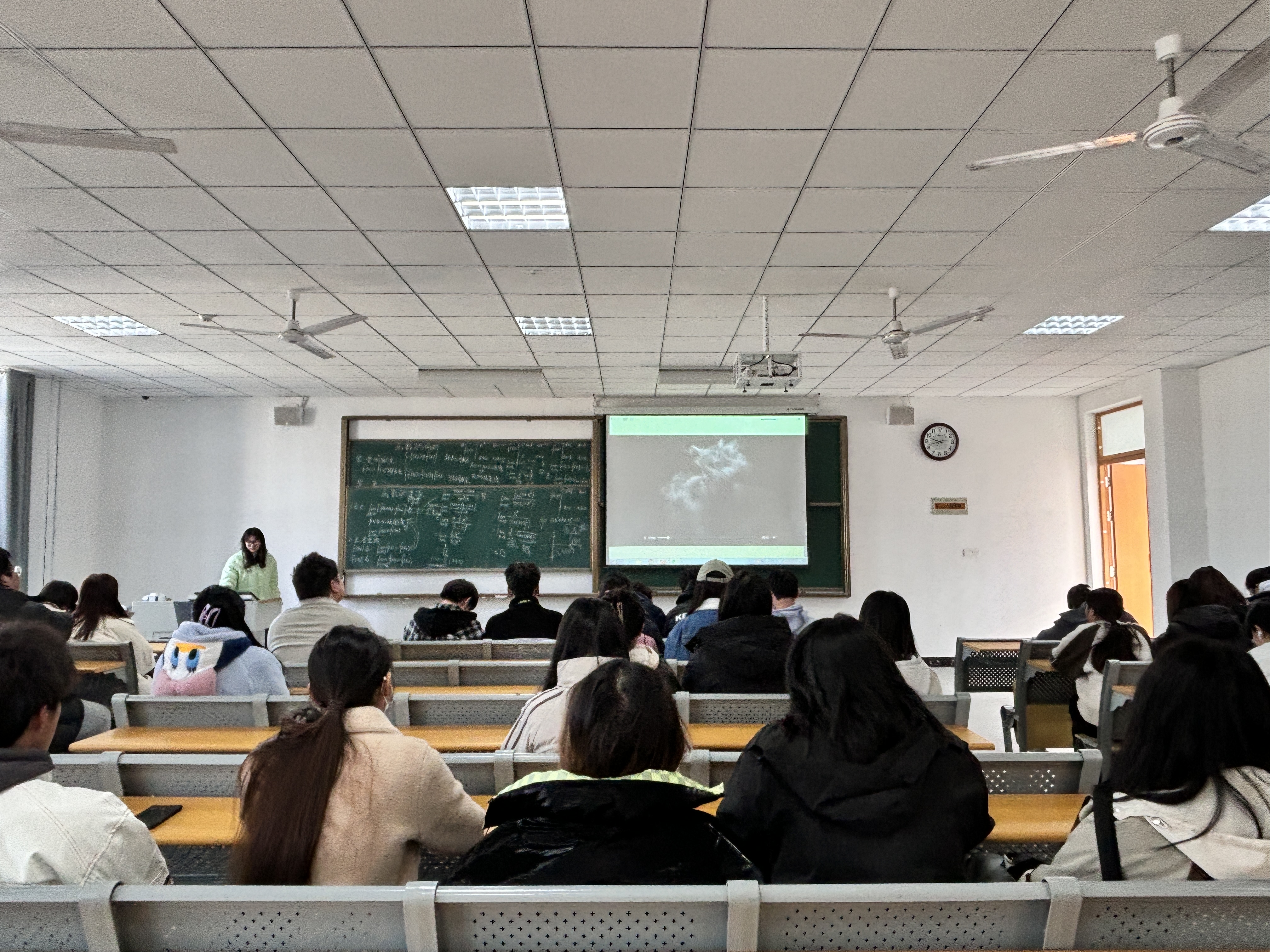 现代大学生活的多元面貌，白天上课，夜晚搬牛的生活探索